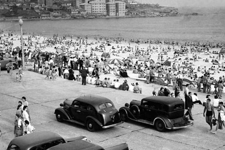 busy in Bondi 1944