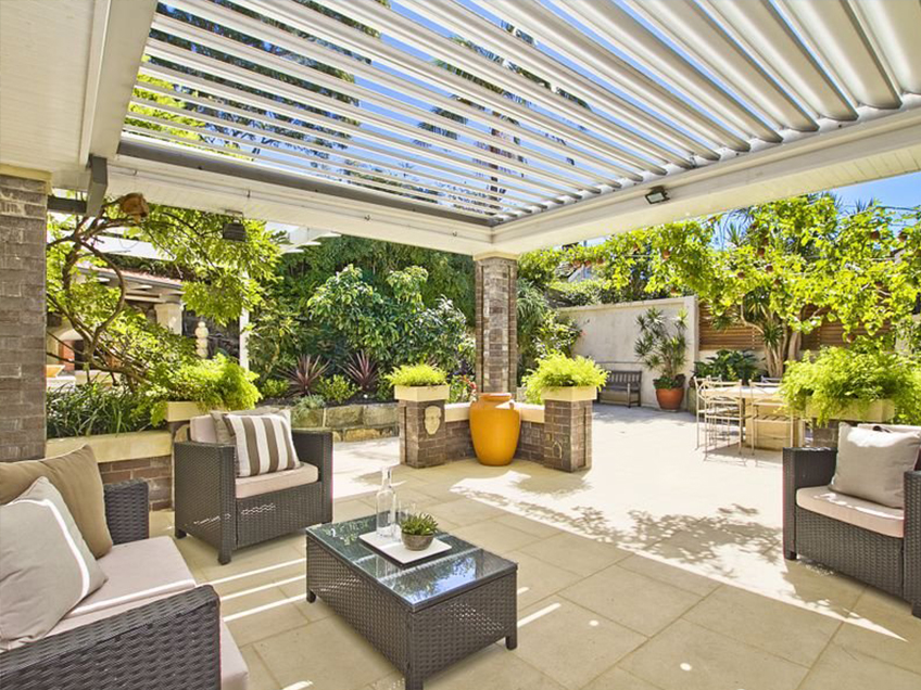 Home Buyer in Bondi Junction, Sydney - Outdoor Receiving Area