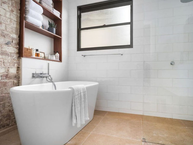 Home Buyer in Bondi Junction, Sydney - Bathtub