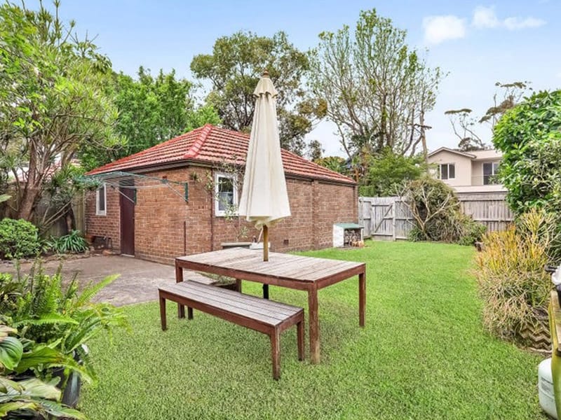 Brae St, Bronte Buyers Agent Purchase - Garden with Outdoor Dining Table